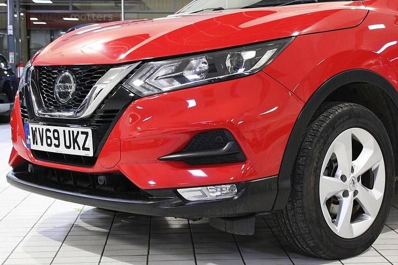 Used Nissan Qashqai Acenta Premium 115 HP (84 kW) 2019 Red SUV