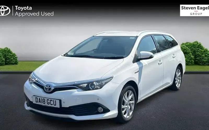 Used Toyota Auris Touring Sports 136 HP (100 kW) 2018 White Estate