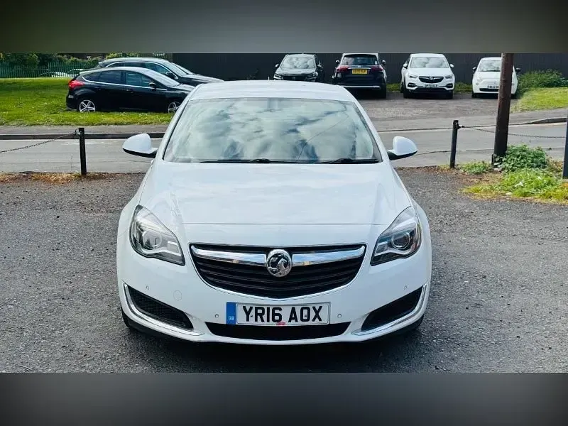 Used Vauxhall Insignia Design Edition 136 HP (100 kW) 2016 White Hatchback