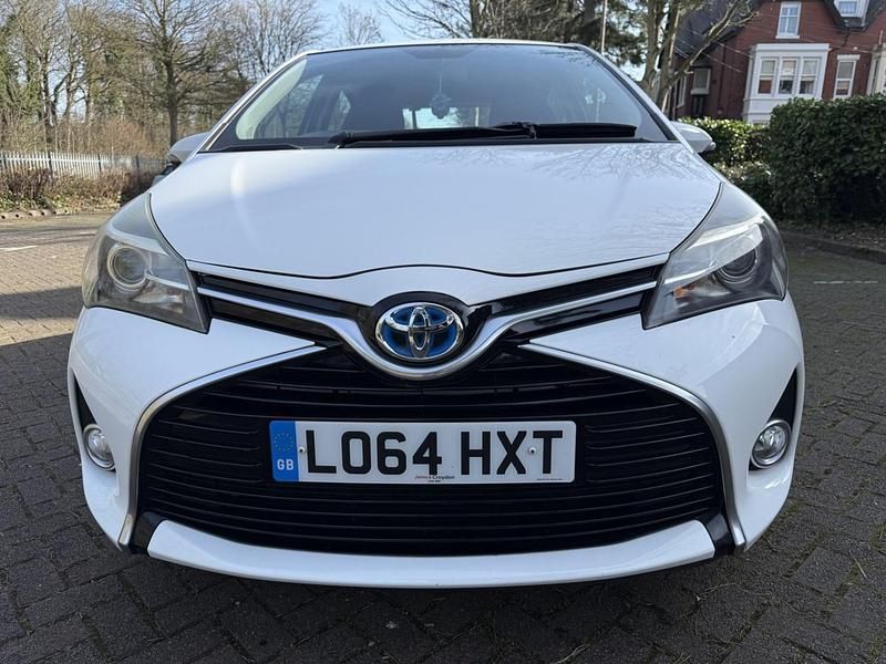 Used Toyota Yaris Hybrid 2015 White Hatchback