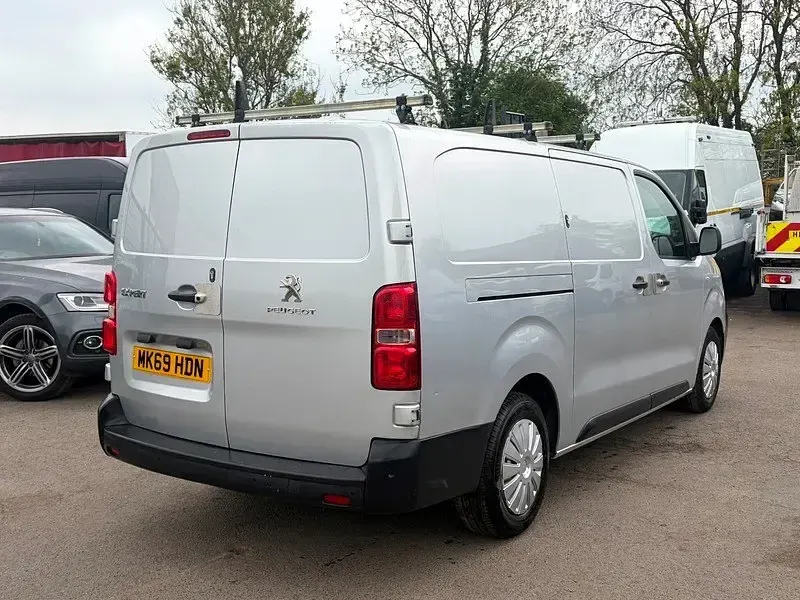 Używany Peugeot Expert 120 KM (88 kW) 2019 Srebrny Van