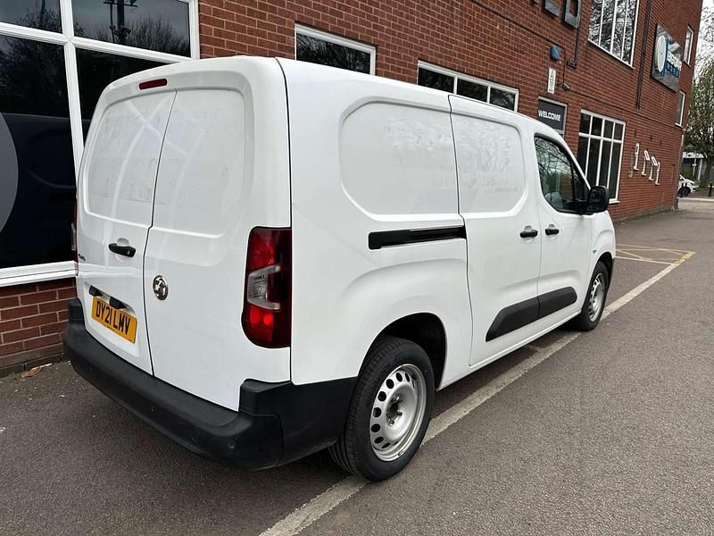 Second-hand Vauxhall Combo Edition 100 CP (73 kW) 2021 Alb Monovolum