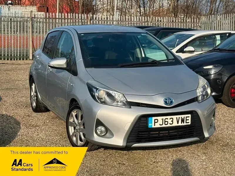 Used Toyota Yaris 101 HP (74 kW) 2013 Silver Hatchback