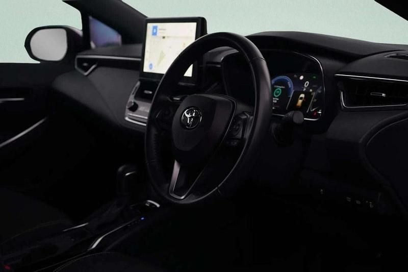 Used Toyota Corolla 140 HP (102 kW) 2024 White Hatchback