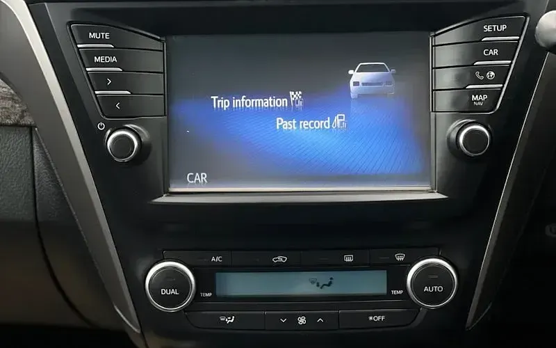 Used Toyota Avensis 143 HP (105 kW) 2015 Silver Sedan