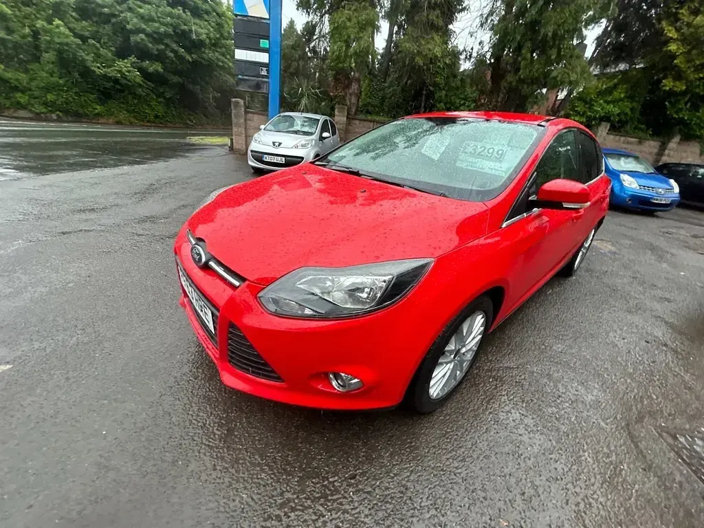 Used Ford Focus Zetec 2014 Bright red Hatchback