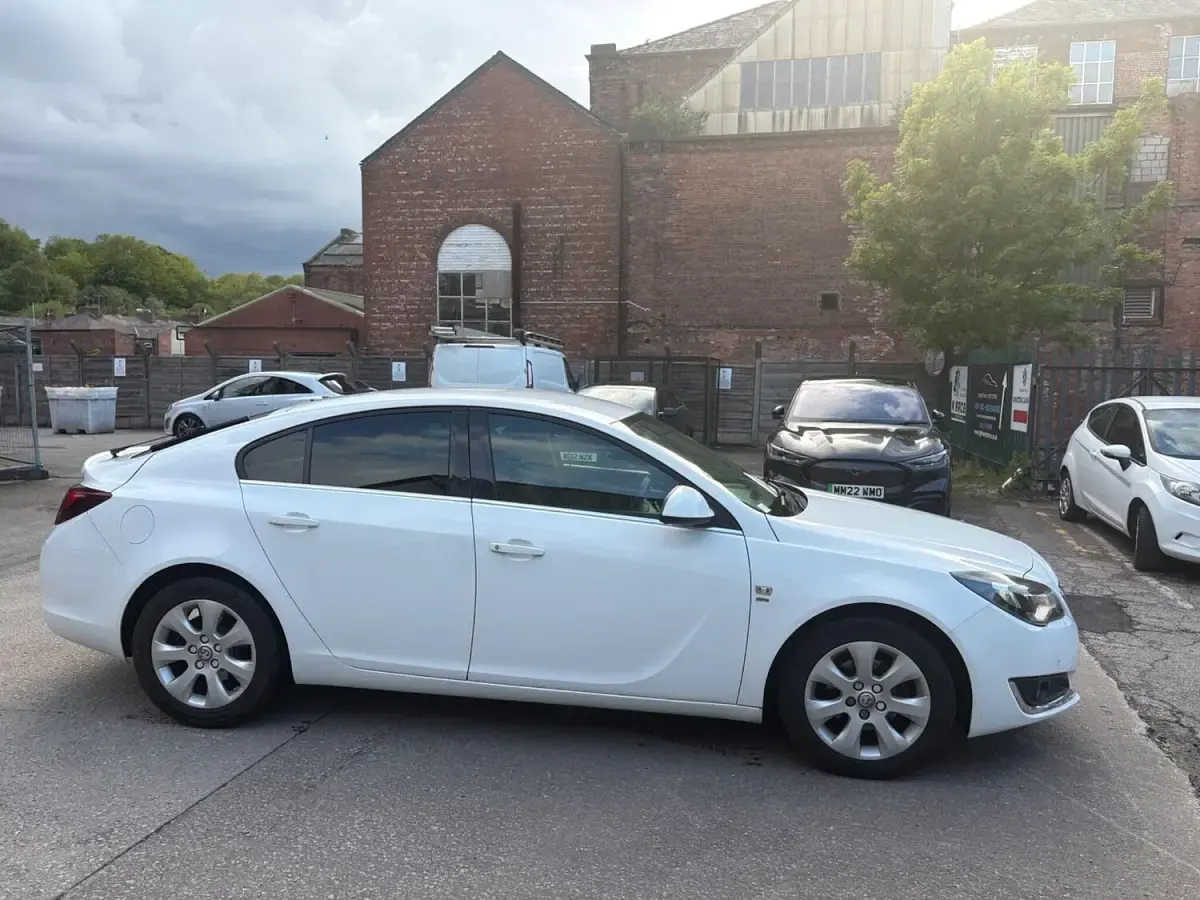 Used Vauxhall Insignia SRi 136 HP (100 kW) 2015 White Hatchback