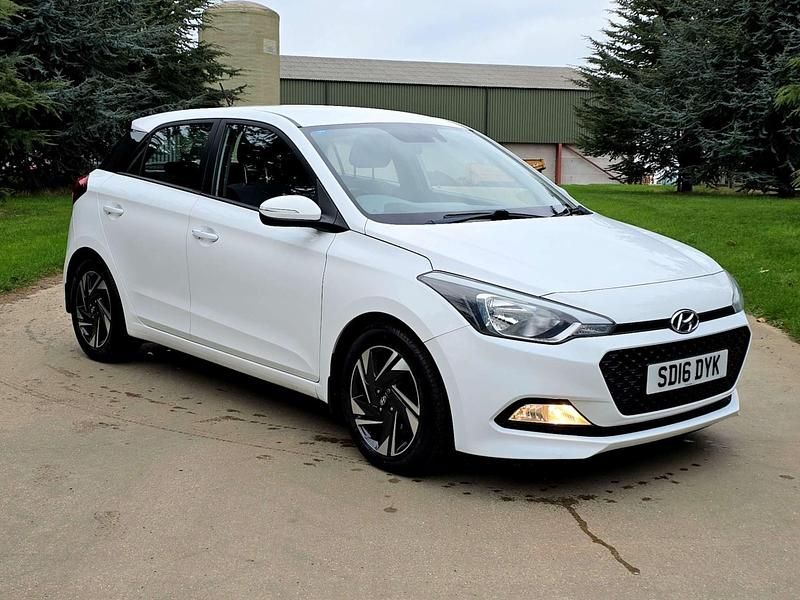 White Used 2016 Hyundai i20 SE Hatchback | £4,500 (Expensive) - Image 1/4