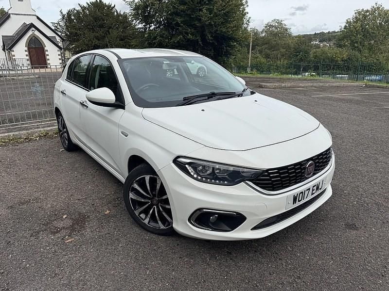 Ambient white Used 2017 Fiat Tipo Lounge Hatchback | £4,598 (Fair price) - Image 1/4