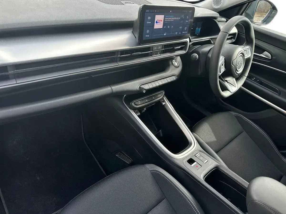 Begagnad Jeep Avenger Summit 114 kW (156 HK) 2024 Grå SUV