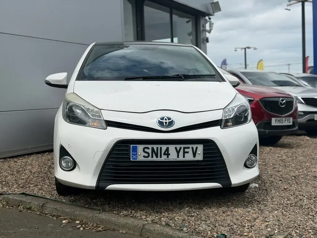 Used Toyota Yaris Hybrid Trend 2014 White Hatchback