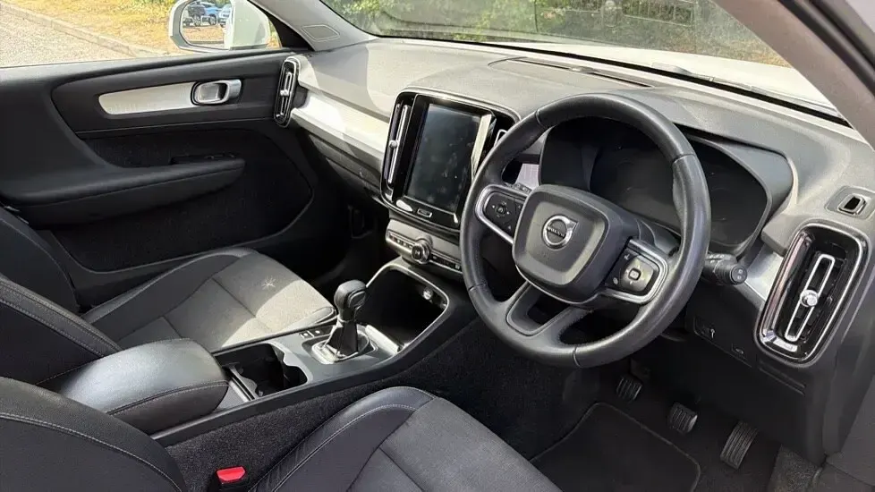 Used Volvo XC40 Momentum 154 HP (113 kW) 2018 White SUV