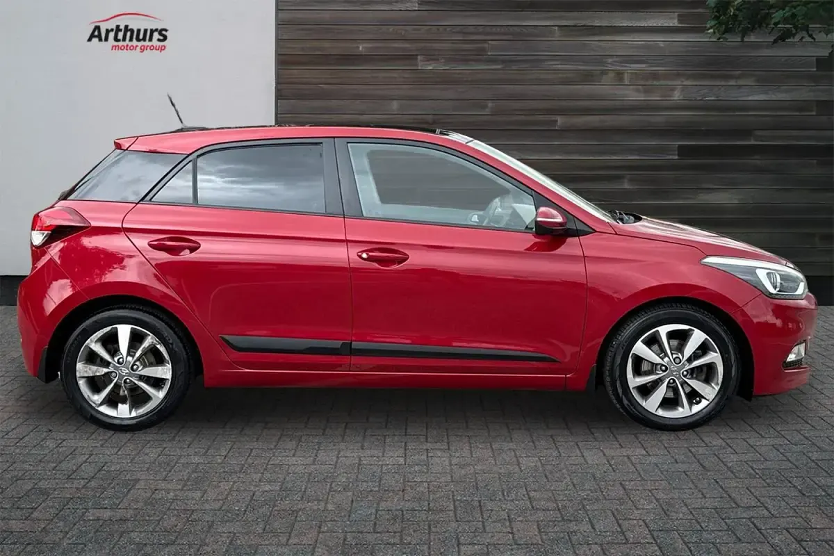 Used Hyundai i20 Premium SE 90 HP (66 kW) 2016 Red Hatchback