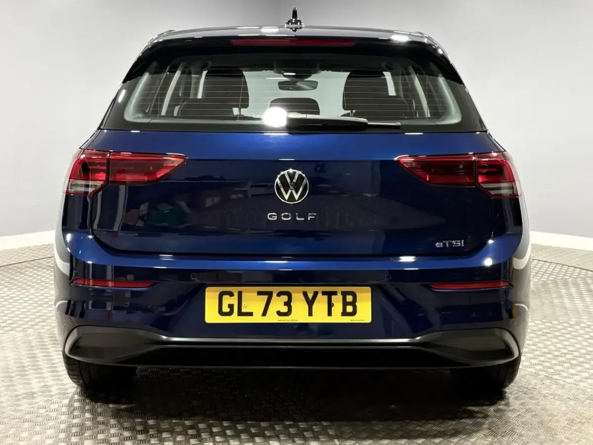 Używany VW Golf VIII Life 150 KM (110 kW) 2024 Niebieski Hatchback