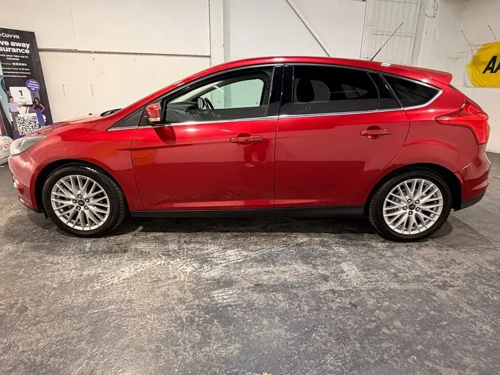Używany Ford Focus Zetec 125 KM (91 kW) 2012 Czerwony Hatchback