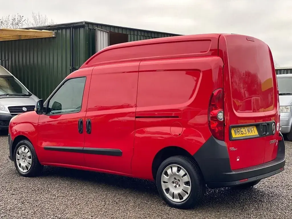 Begagnad Fiat Doblò 105 HK (77 kW) 2013 Röd Minibuss