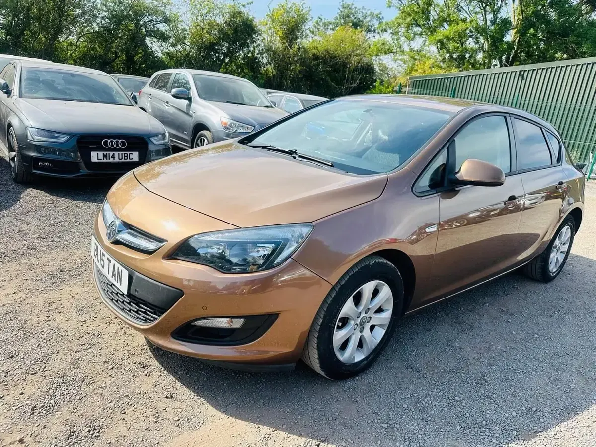 Used Vauxhall Astra Design Edition 2015 Brown Hatchback