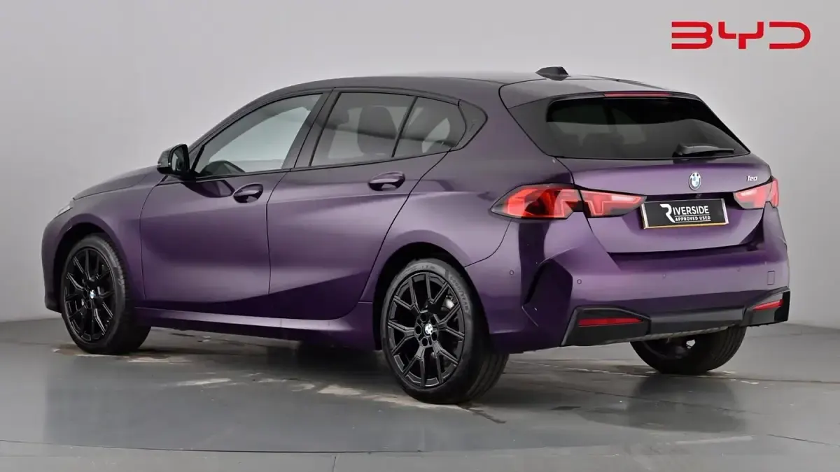 Usado BMW 120 Sport Line 170 CV (125 kW) 2025 Púrpura Utilitario