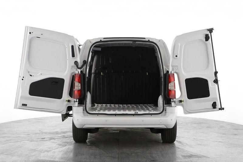 Used Vauxhall Combo 100 kW (136 HP) 2024 White MPV