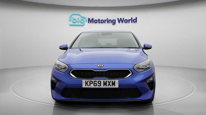 Usado Kia Ceed 138 HP (101 kW) 2019 Azul Citadino