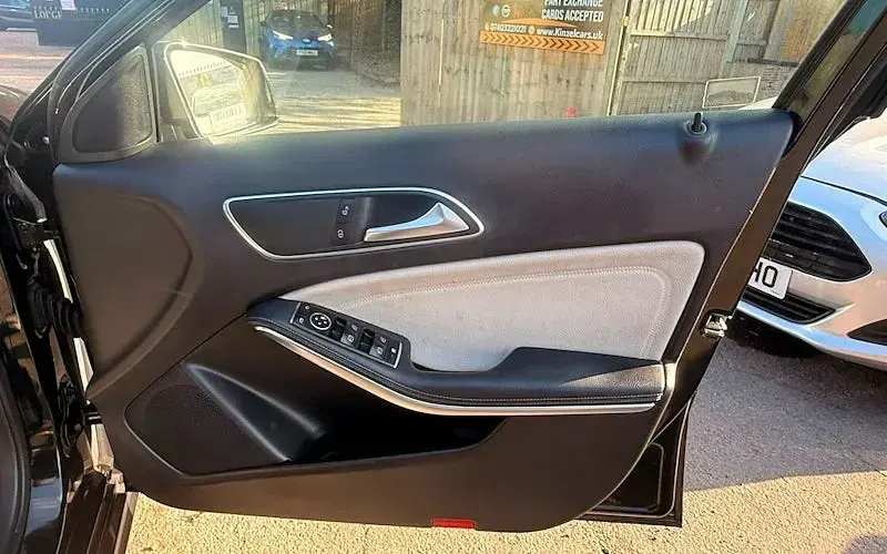 Used Mercedes A180 SE 122 HP (89 kW) 2018 Black Hatchback