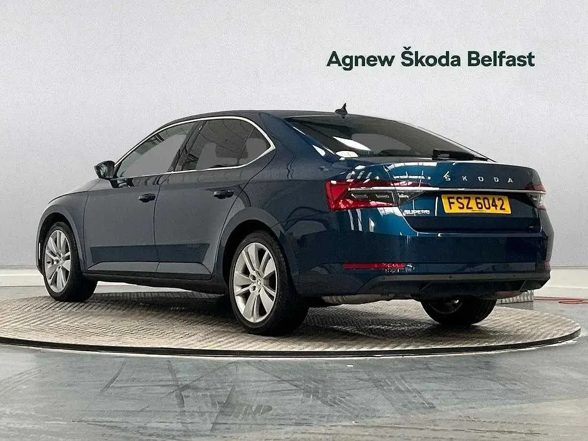 Used Skoda Superb SE L 140 HP (102 kW) 2022 Petrol blue metallic Hatchback