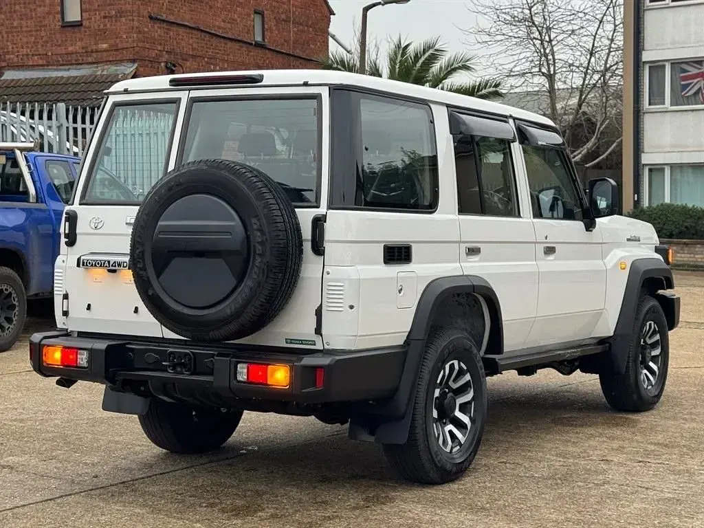 New Toyota Land Cruiser 204 HP (150 kW) 2026 White