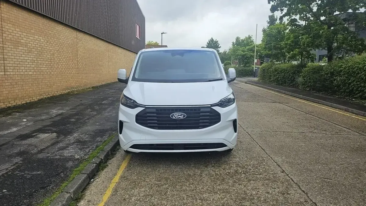 New Ford Transit Custom Limited 136 HP (100 kW) 2025 White Van