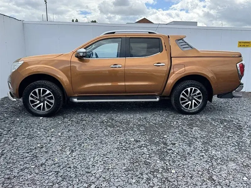 Used Nissan Navara Tekna 190 HP (139 kW) 2017 Orange Pickup