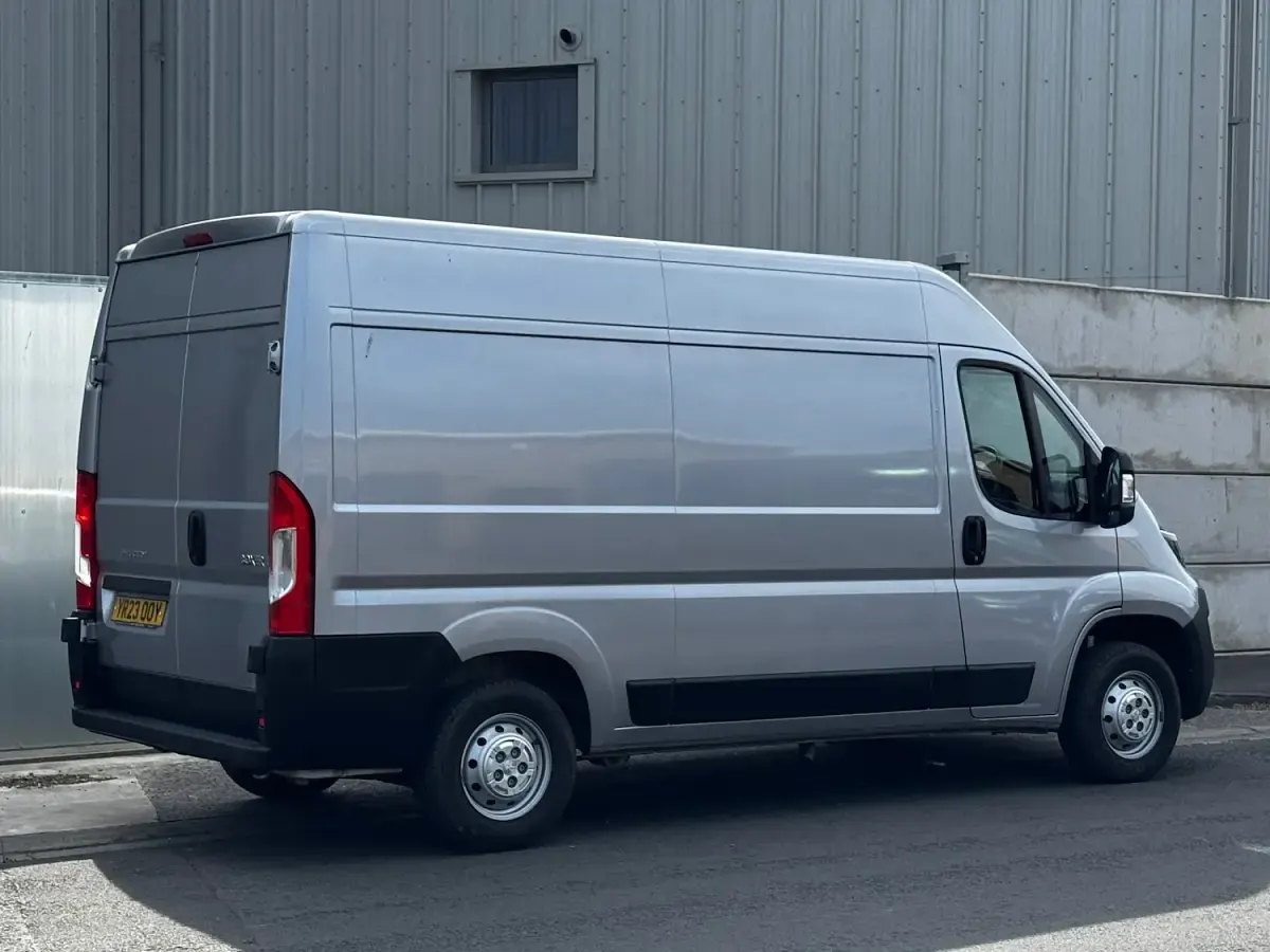 Used Peugeot Boxer Premium 140 HP (102 kW) 2023 Grey metallic Van