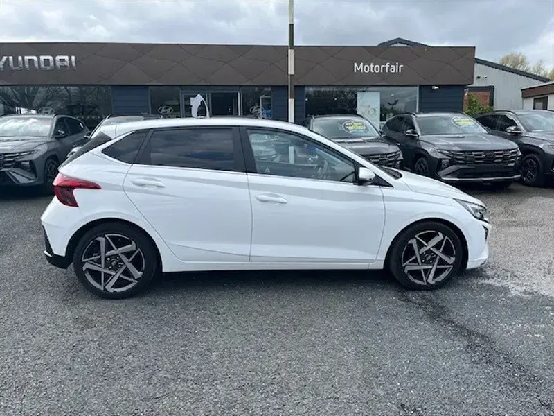 Used Hyundai i20 Premium 100 HP (73 kW) 2023 White Hatchback