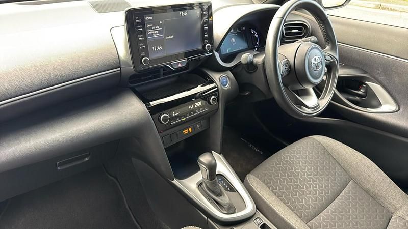 Used Toyota Yaris Hybrid Design 116 HP (85 kW) 2023 White Estate