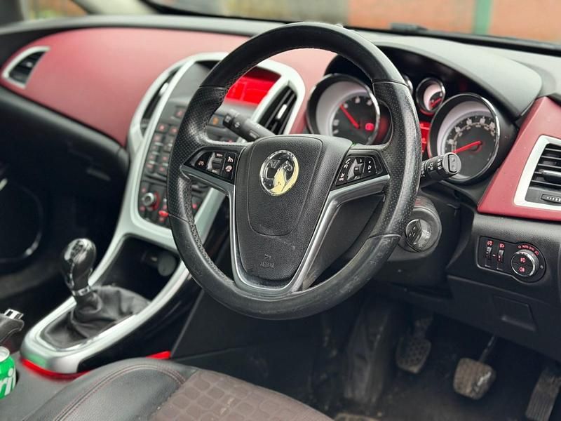 Second-hand Vauxhall Astra GTC SRi 165 CP (121 kW) 2015 Negru Hatchback