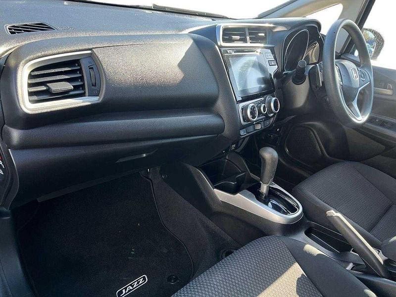 Used Honda Jazz SE 102 HP (75 kW) 2019 Shining grey Hatchback