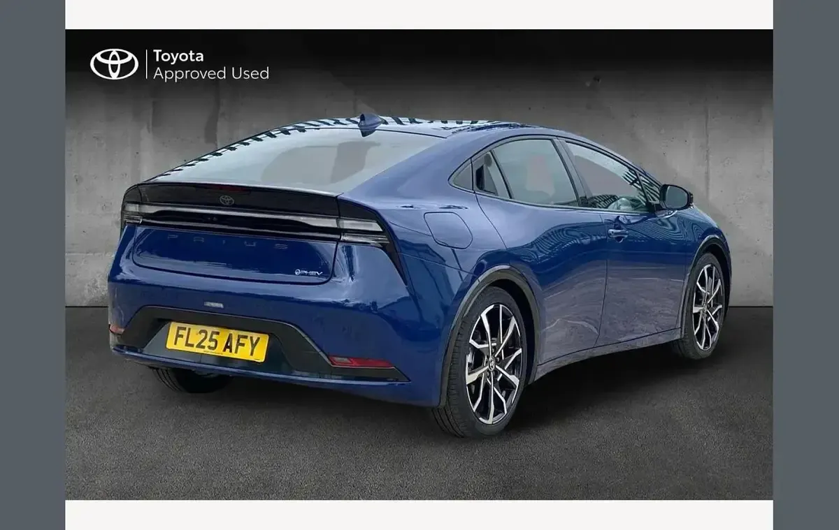 Used Toyota Prius 223 HP (164 kW) 2025 Blue Hatchback
