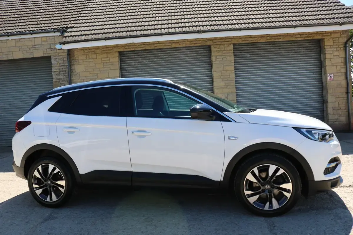 Used Vauxhall Grandland X Sport 130 HP (95 kW) 2018 White SUV