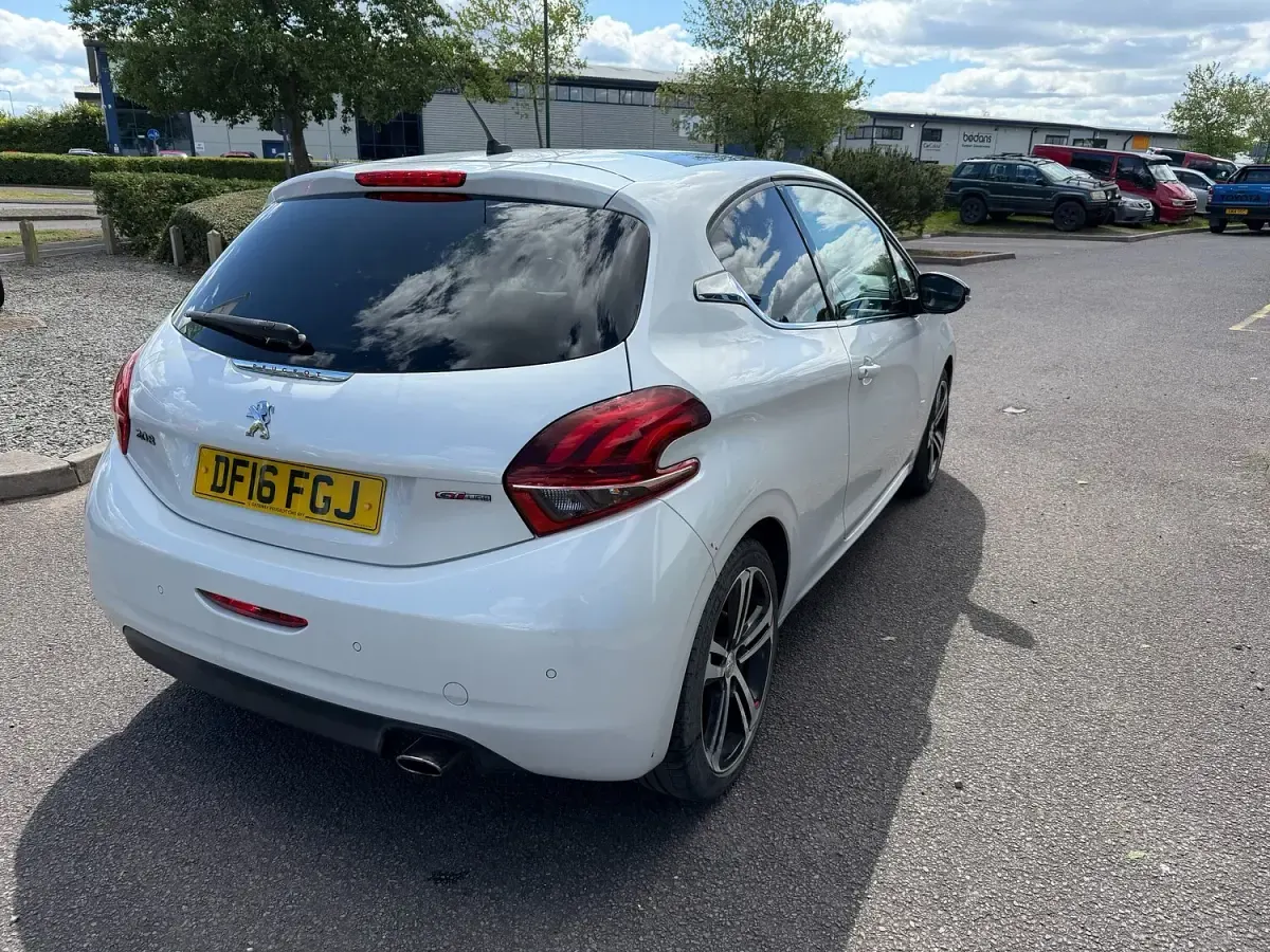 Used Peugeot 208 GT-line 110 HP (80 kW) 2016 White Hatchback
