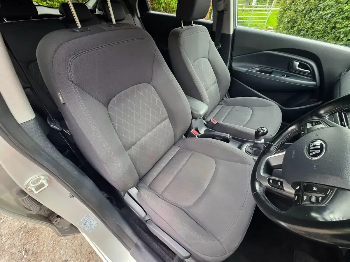 Używany Kia Rio 109 KM (80 kW) 2015 Srebrny Hatchback