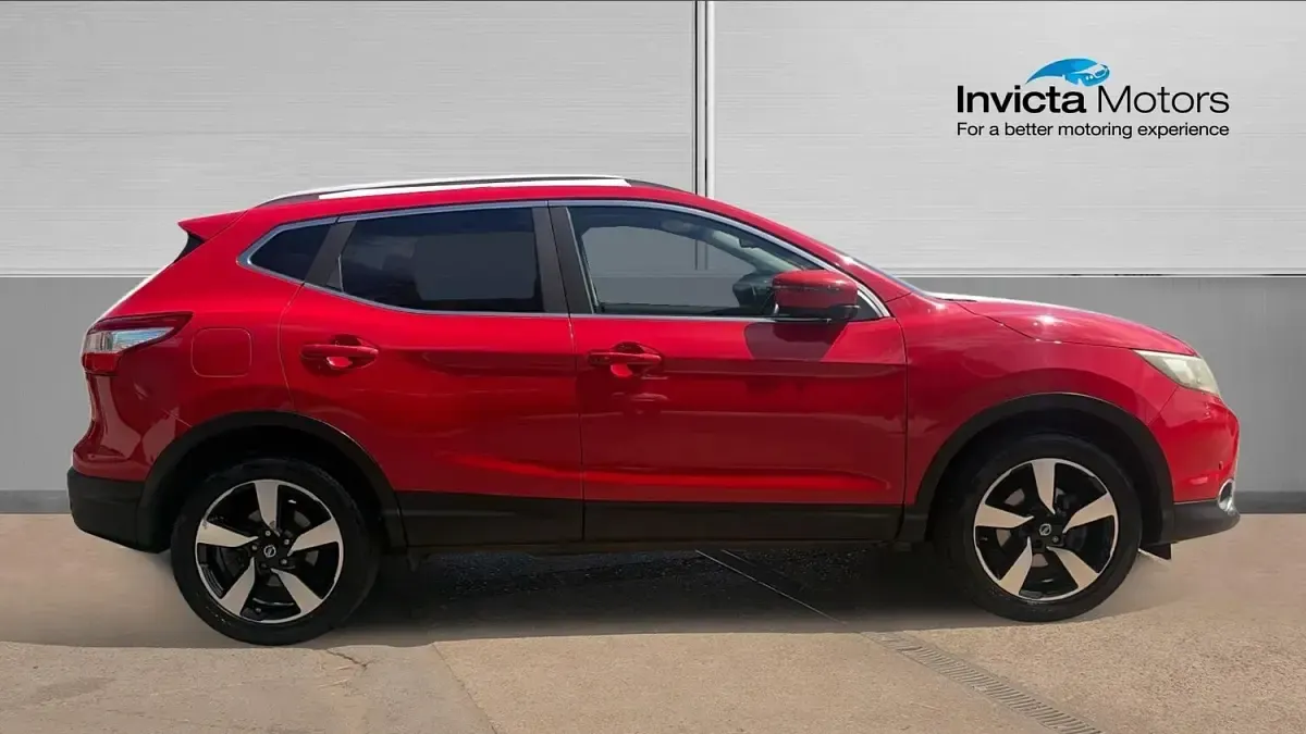 Used Nissan Qashqai N-TEC 110 HP (80 kW) 2015 Red SUV