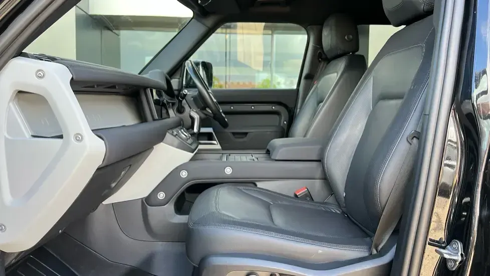 Used Land Rover Defender SE Dynamic 249 HP (183 kW) 2023 Santorini black SUV