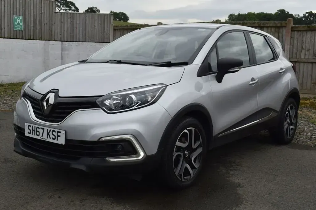 Used Renault Captur Dynamique 90 HP (66 kW) 2017 Silver SUV