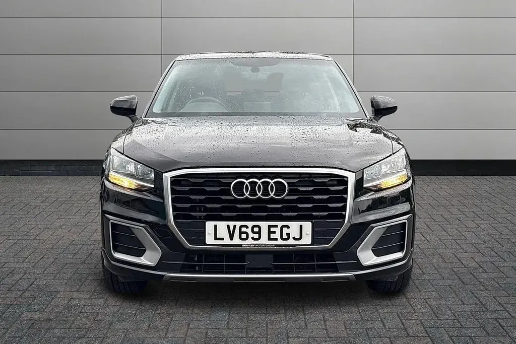 Begagnad Audi Q2 Design 2020 Svart SUV