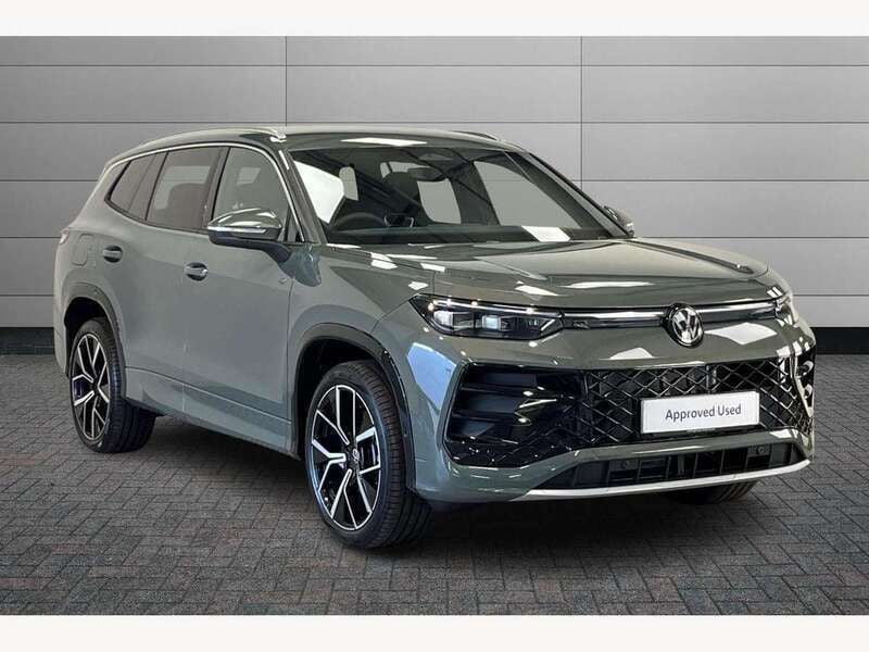 Green Used 2025 VW Tayron R-line SUV | £46,990 (Expensive) - Image 1/4