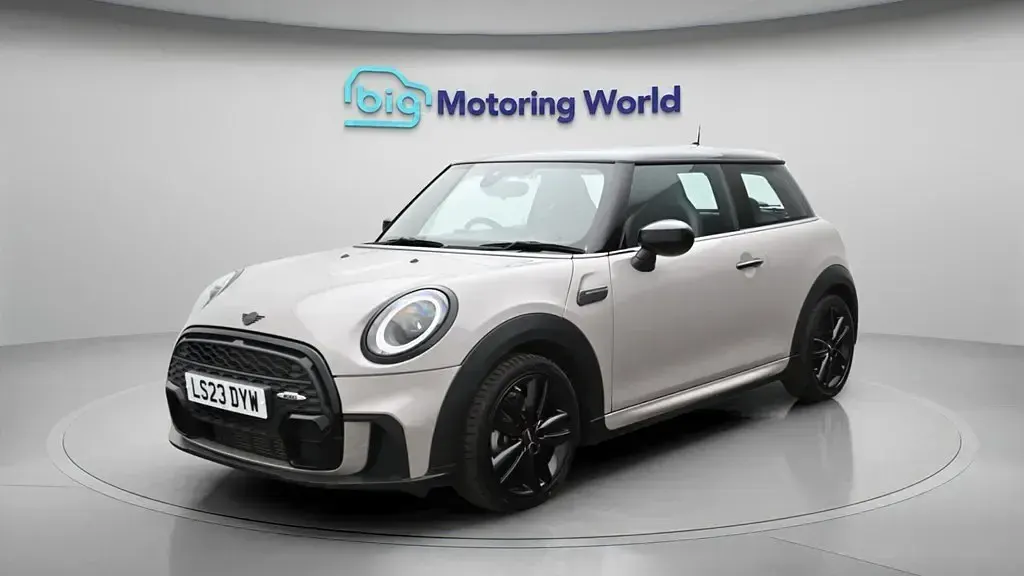 Używany Mini Cooper Hatch 136 KM (100 kW) 2023 Szary Hatchback