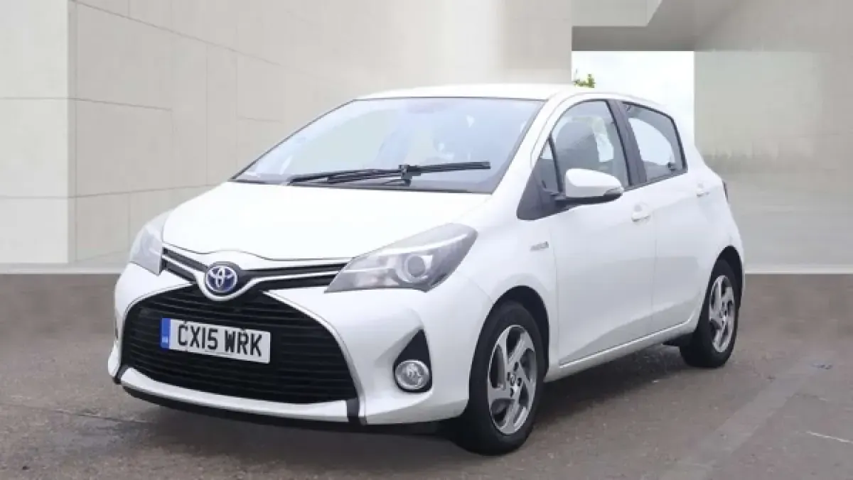Used Toyota Yaris 101 HP (74 kW) 2015 White Hatchback