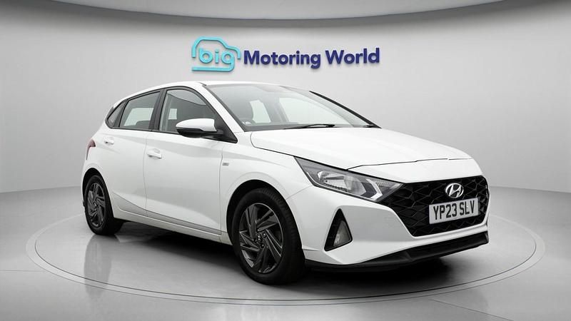 Used Hyundai i20 SE 99 HP (72 kW) 2023 White Hatchback
