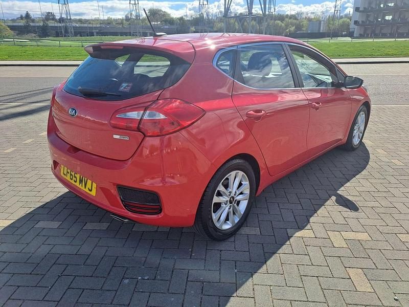 Używany Kia Ceed 126 KM (92 kW) 2015 Czerwony Hatchback