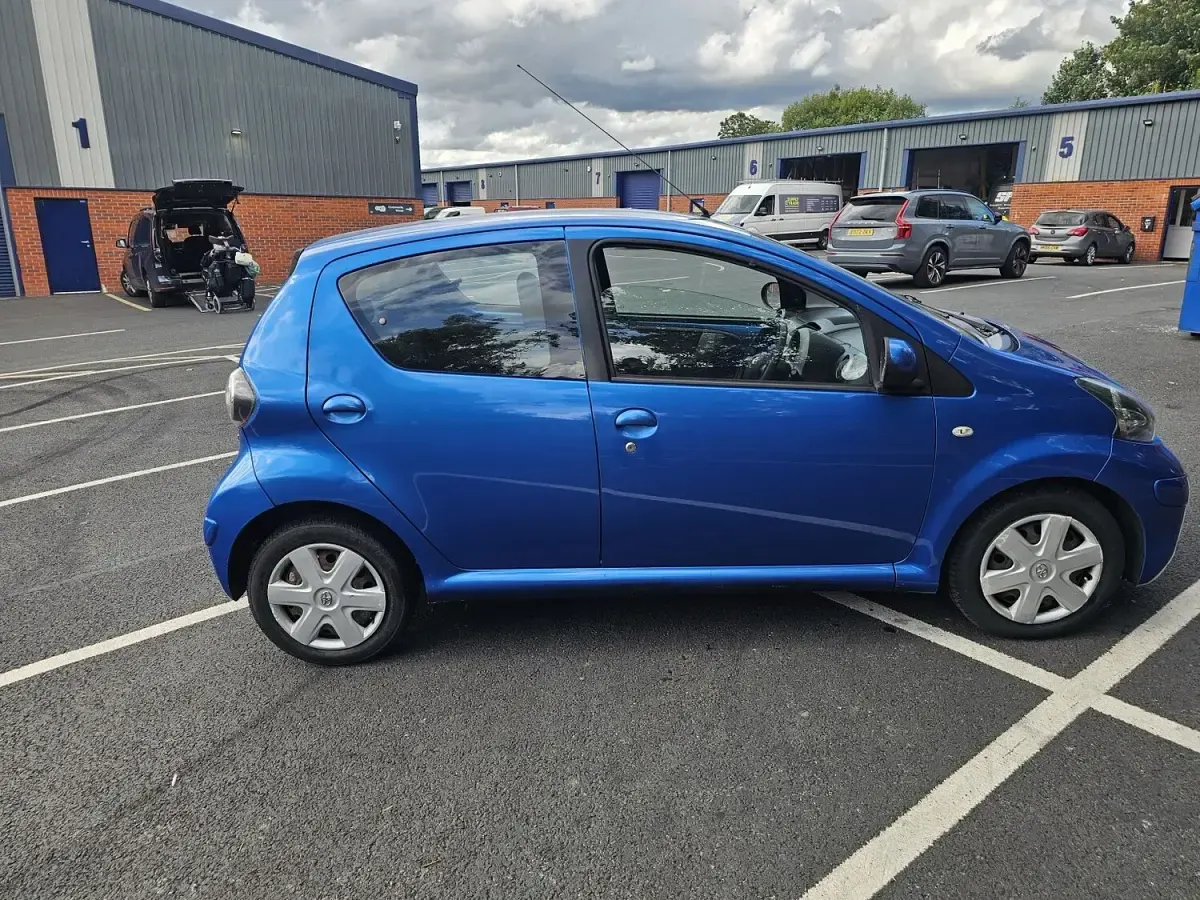 Used Toyota Aygo 68 HP (50 kW) 2011 Blue Hatchback