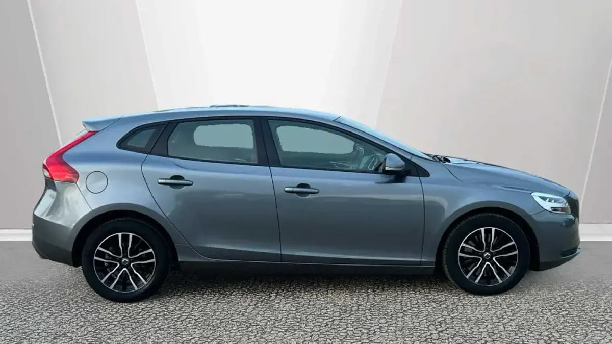 Used Volvo V40 Momentum 152 HP (111 kW) 2016 Grey Hatchback