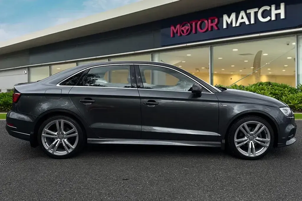 Usado Audi A3 S-Line 2018 Cinzento Sedan